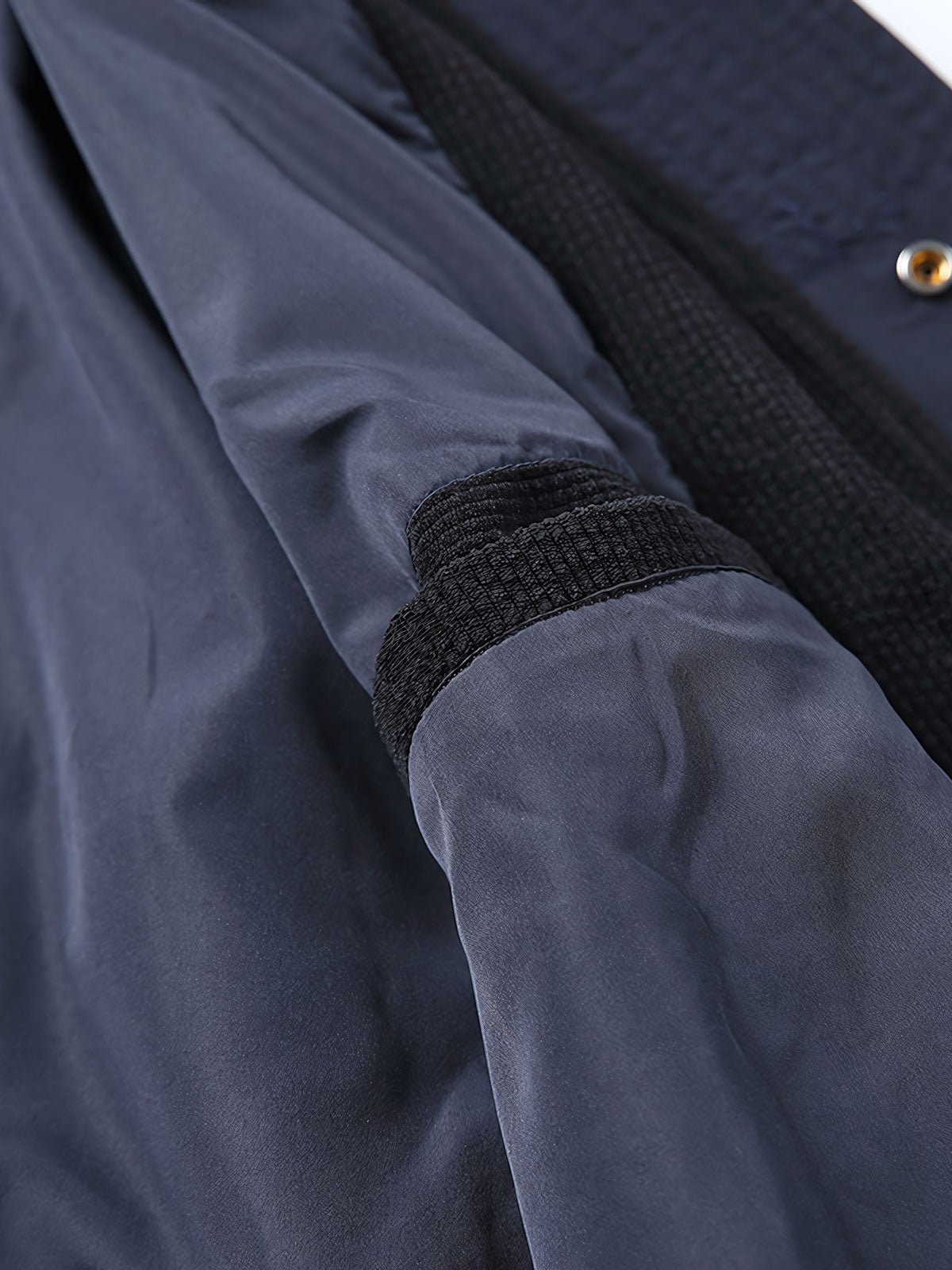 ジャケットの大ポケットとVネックカラーブロックデザインのディテール