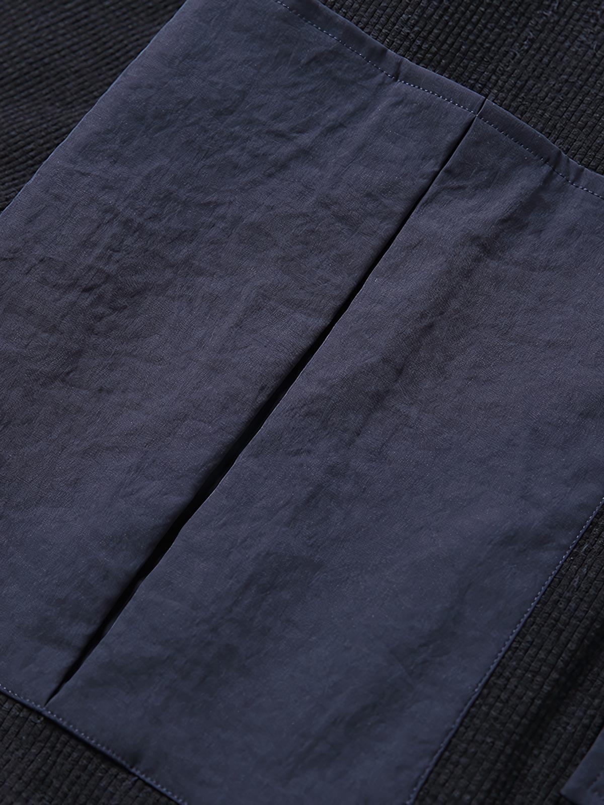 ジャケットの大ポケットとVネックカラーブロックデザインのディテール