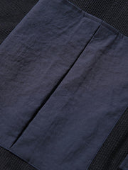 ジャケットの大ポケットとVネックカラーブロックデザインのディテール