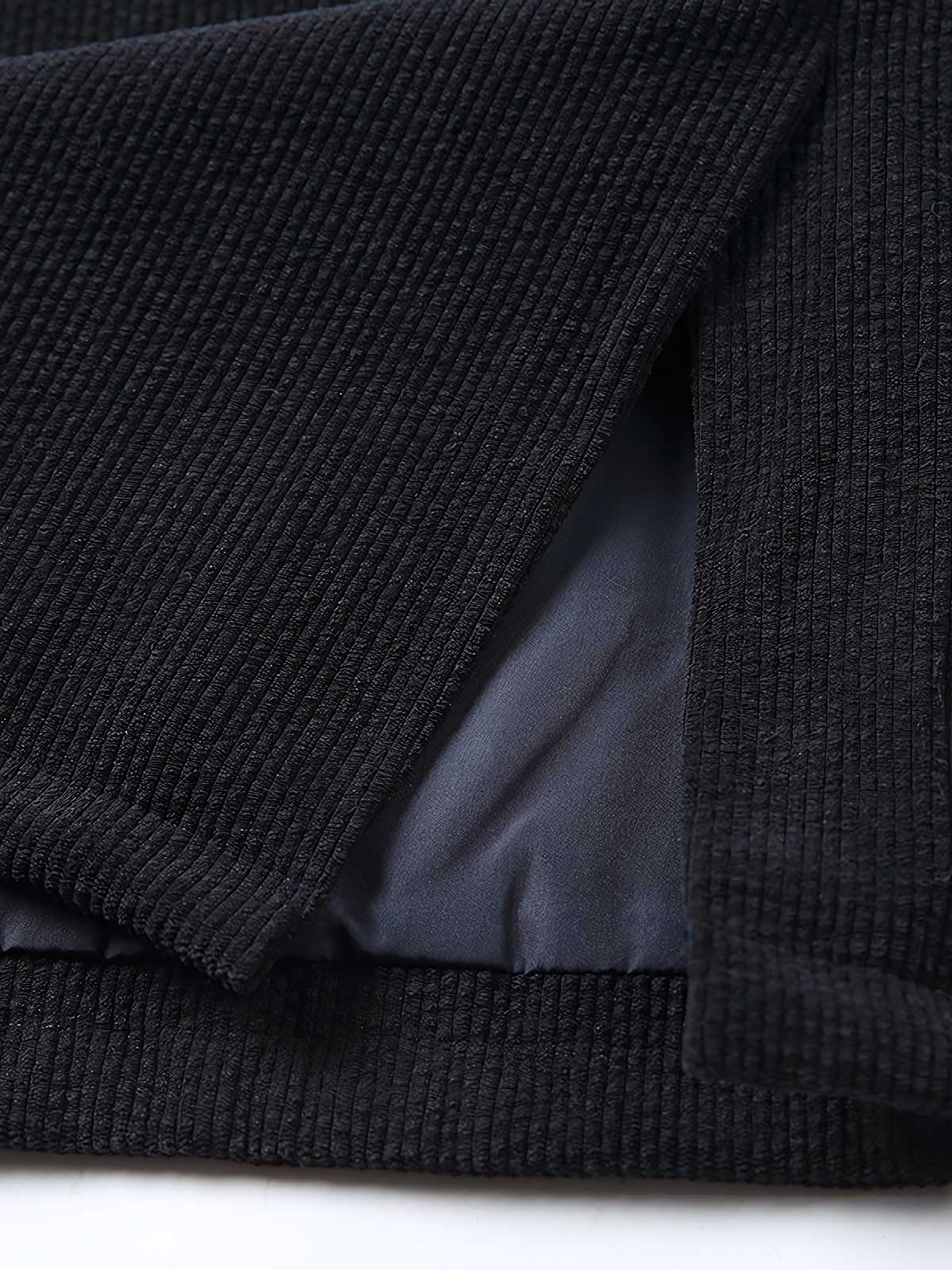 カラーブロックデザインと大きなポケットのディテール