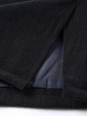 カラーブロックデザインと大きなポケットのディテール