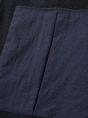 カラーブロックデザインと大きなポケットのディテール