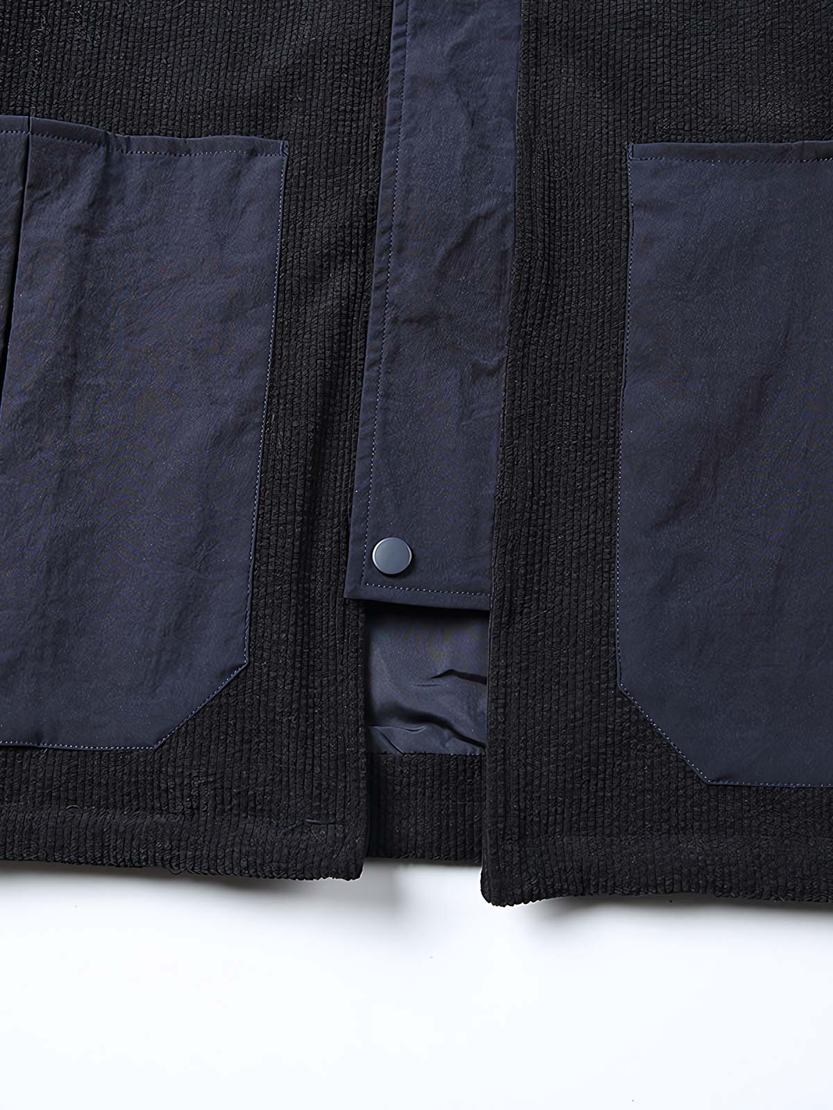 カラーブロックデザインと大きなポケットのディテール