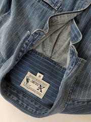 ウォッシュ加工を施したクラシックなデニム生地と緻密なストライプデザインのディテール。耐久性と洗練された印象を提供。