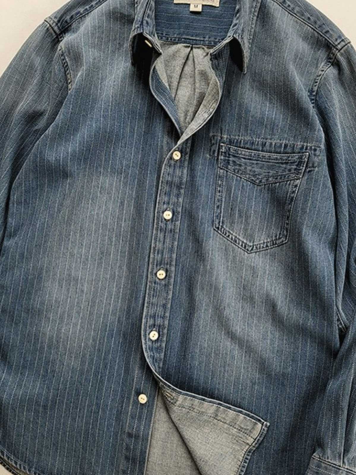 ウォッシュ加工を施したクラシックなデニム生地と緻密なストライプデザインのディテール。耐久性と洗練された印象を提供。