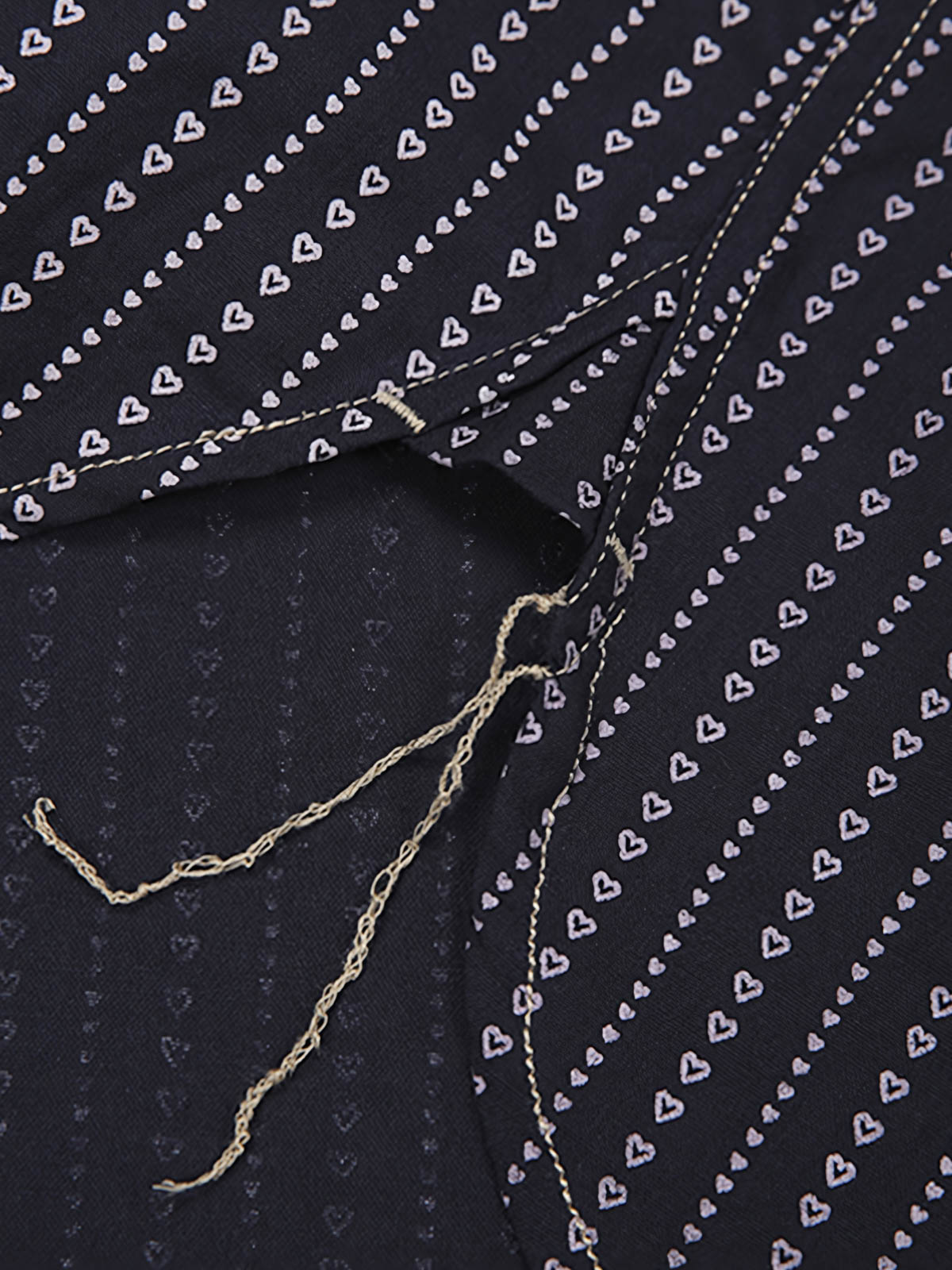 詳細画像: ハートパターン抜染とレトロなワークボタンのディテール