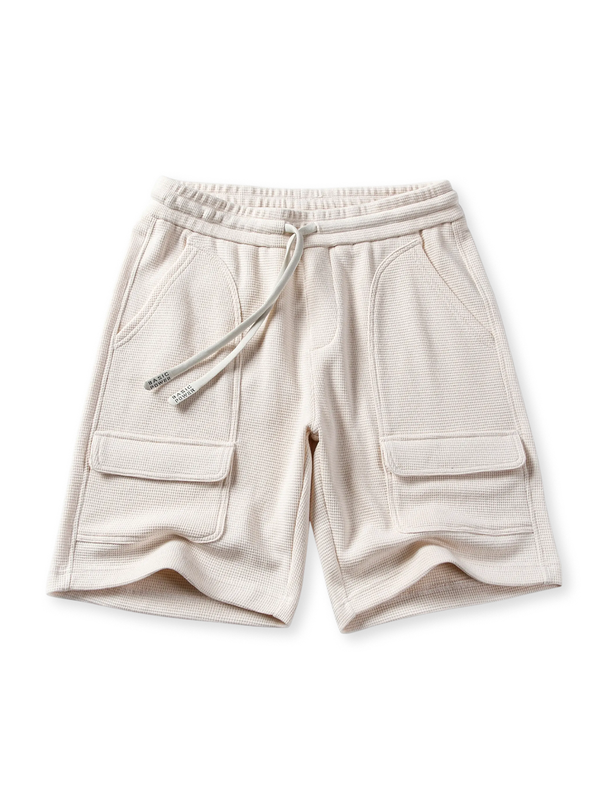 ワッフルグリッドカーゴショーツの全身ビュー、ライトブルーとカーゴポケットを強調。