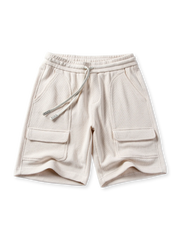 ワッフルグリッドカーゴショーツの全身ビュー、ライトブルーとカーゴポケットを強調。