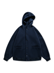 ワッフルチェックの立体織り加工を施したフーデッドジャケット。スナップボタンと収納ポケットが特徴。