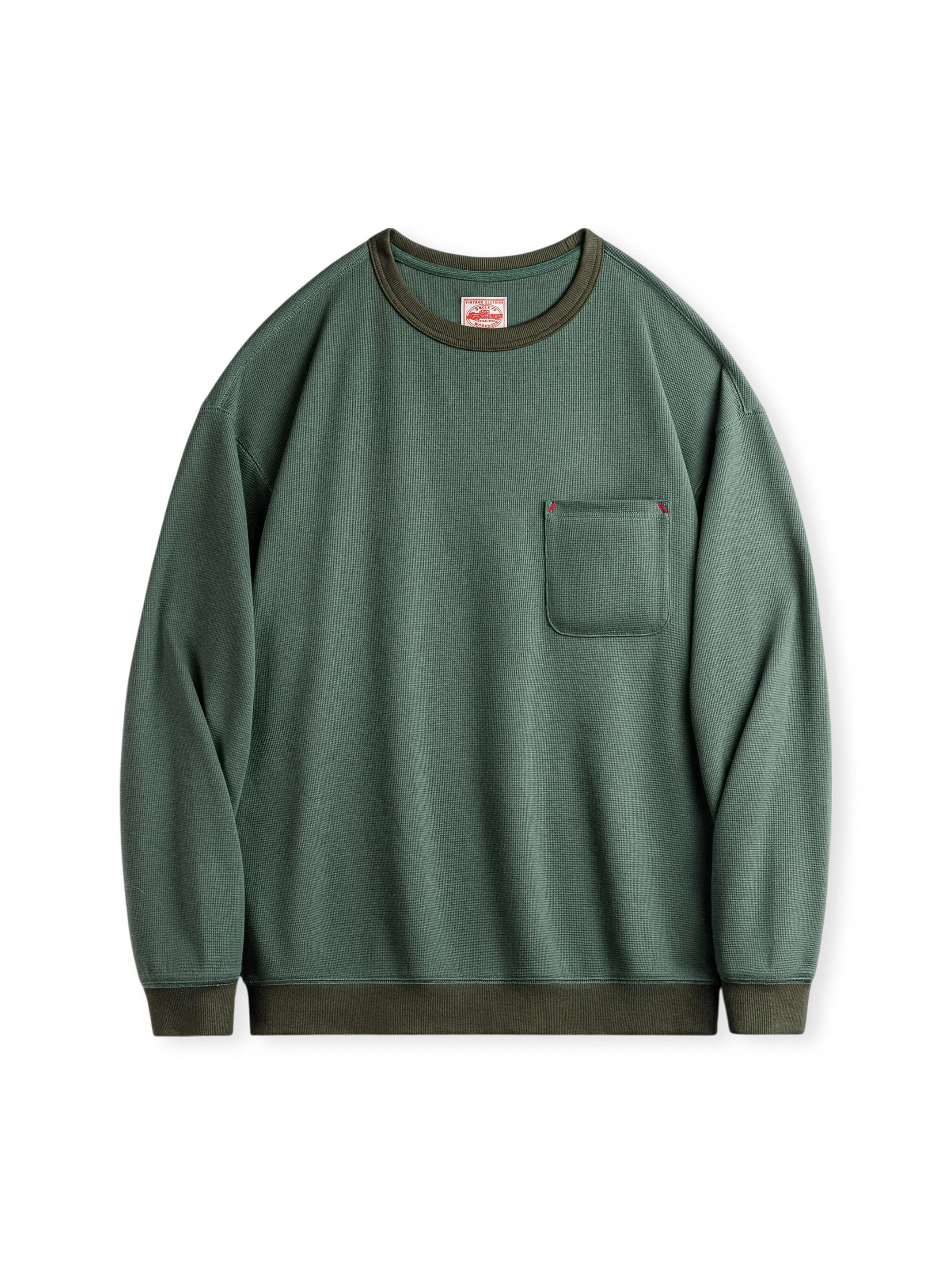 苔藻グリーンアクセントの3Dワッフルチェック生地ロングTシャツ。高めの胸ポケットとエラスティックリブ袖口・裾が特徴