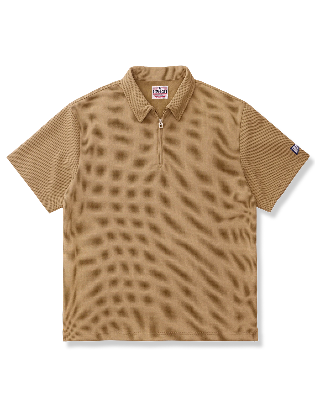 ワッフル生地の凹凸とハーフジップが特徴のポロシャツ