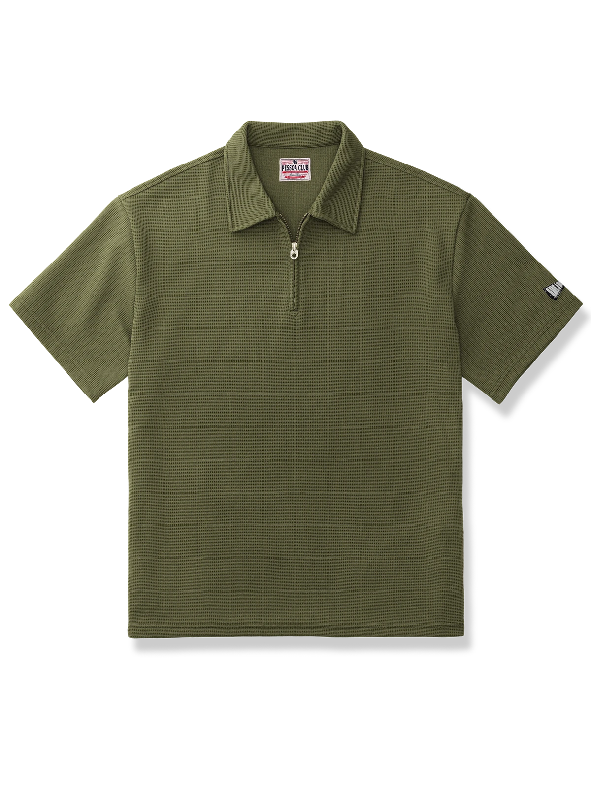 ワッフル生地の凹凸とハーフジップが特徴のルーズシルエットポロシャツ。