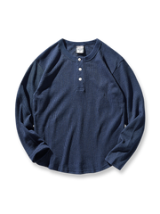 ヴィンテージワッフル生地とヘンリーネックが特徴の長袖Tシャツ