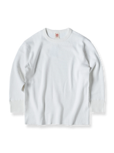 厚手ワッフル格子柄の長袖クルーネックTシャツ。