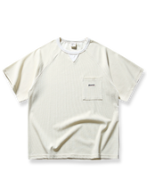 ワッフル地のテクスチャーとパッチポケットをあしらったヴィンテージ風半袖Tシャツ。