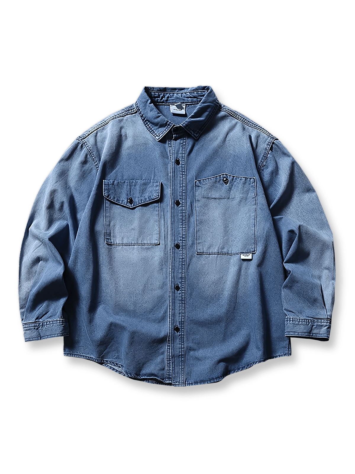 ウォッシュ加工によるグラデーションとアーチ型裾が特徴の100%コットン長袖シャツ。