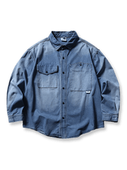 ウォッシュ加工によるグラデーションとアーチ型裾が特徴の100%コットン長袖シャツ。