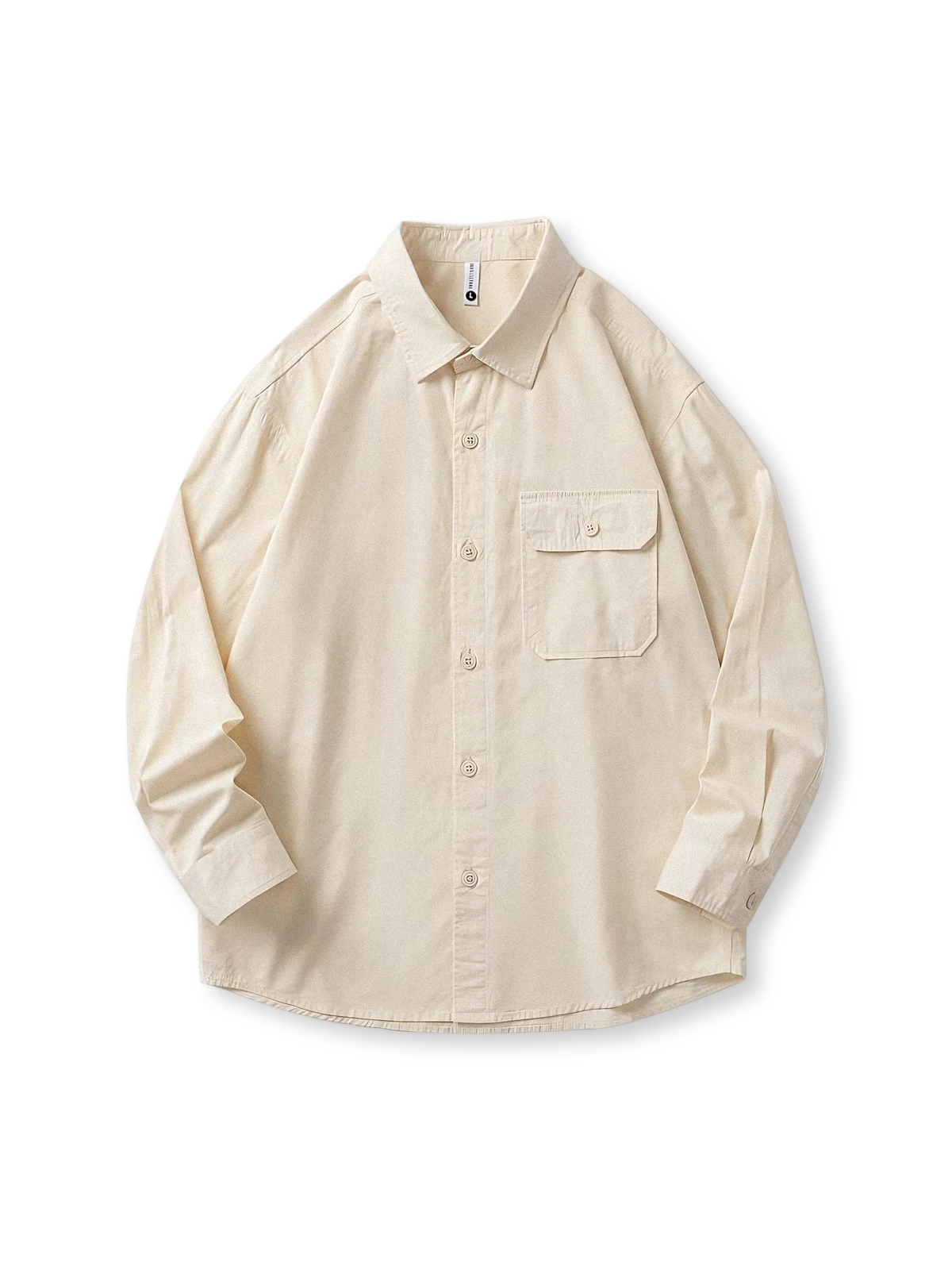 ウォッシュドバティック加工のムラ感とスタンダードフィットが特徴のコットン長袖シャツの全体像。