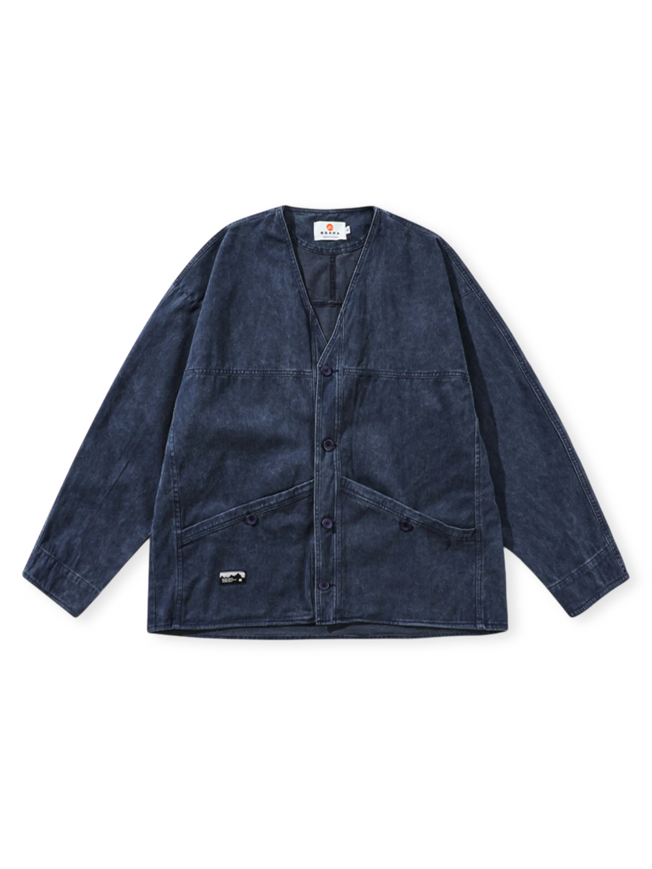 ウォッシュブルー染めのVネックデニムジャケット。柔らかい混紡素材とボタンフロント、ルーズシルエットが特徴。