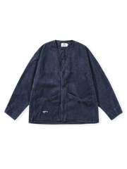 ウォッシュブルー染めのVネックデニムジャケット。柔らかい混紡素材とボタンフロント、ルーズシルエットが特徴。