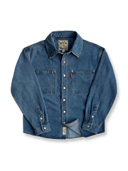 ウォッシュクラシックワークデニムシャツの全体正面画像、ダブルポケットとウォッシュ加工のディテール。