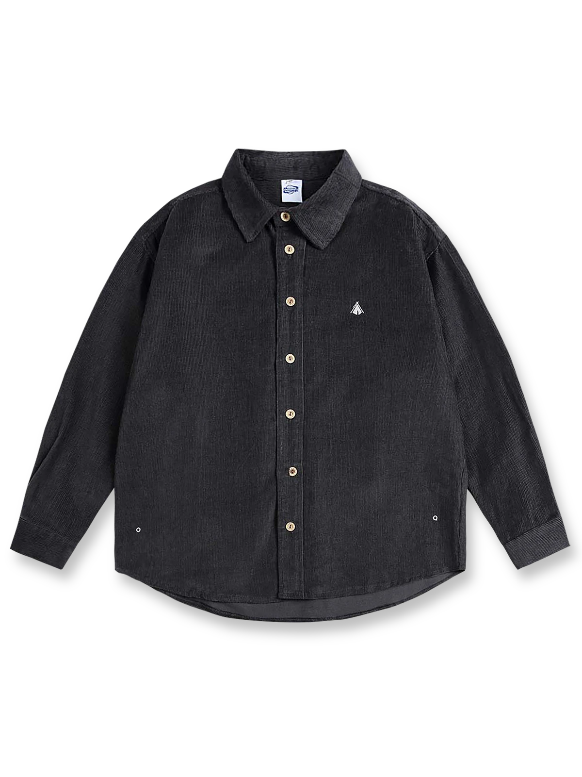 ウォッシュ加工ココナッツ製ボタンシャツの全体正面画像、トーテム刺繍とココナッツボタンのディテール。
