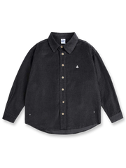 ウォッシュ加工ココナッツ製ボタンシャツの全体正面画像、トーテム刺繍とココナッツボタンのディテール。