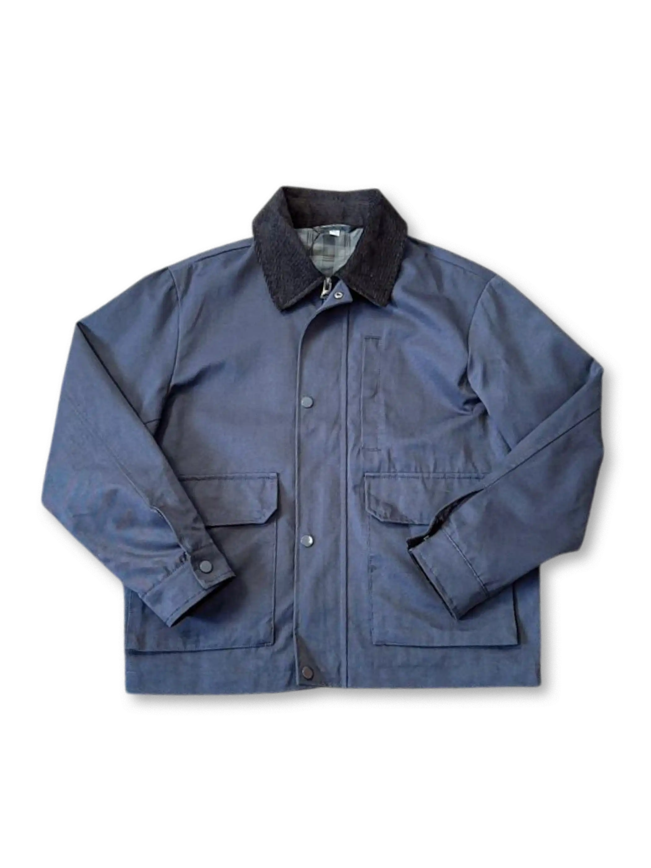 コーデュロイ襟とウォッシュド加工が特徴のバー風ワークジャケット。大容量ポケットとゆったりシルエットで快適。