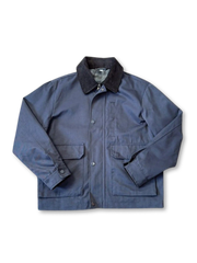 コーデュロイ襟とウォッシュド加工が特徴のバー風ワークジャケット。大容量ポケットとゆったりシルエットで快適。