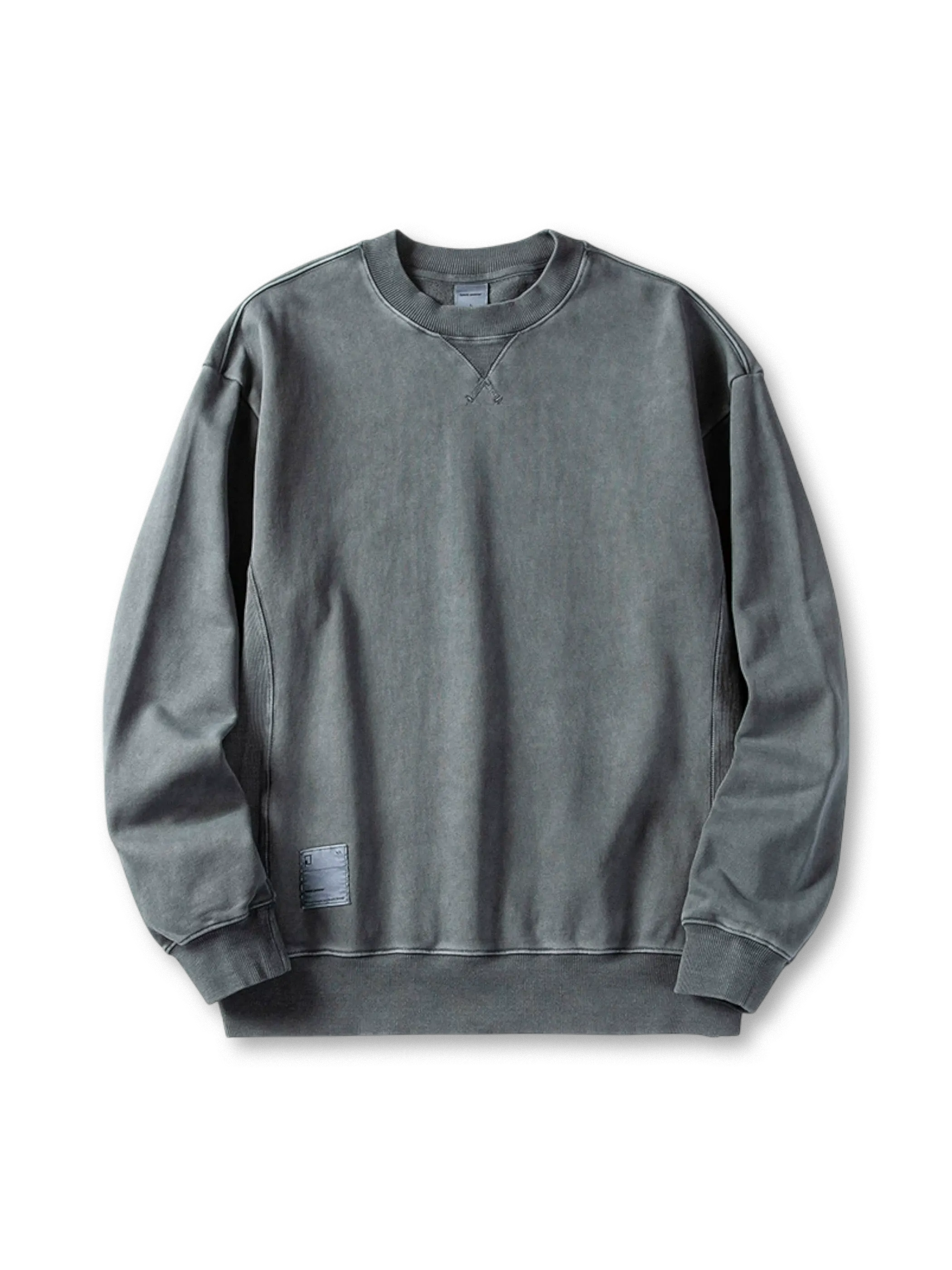 厚手裏毛生地とウォッシュ加工が特徴のヴィンテージ風クルーネックスウェット。ゆったりシルエットで重ね着に最適。