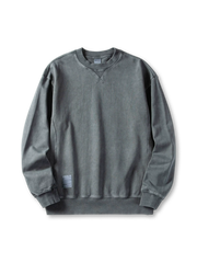 厚手裏毛生地とウォッシュ加工が特徴のヴィンテージ風クルーネックスウェット。ゆったりシルエットで重ね着に最適。