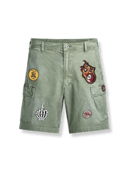 刺繍バッジとパッチワークが施されたヴィンテージ風カーゴショーツ