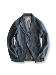 ウォッシュ加工が施されたリネンコットン混紡のデニムブレザー。