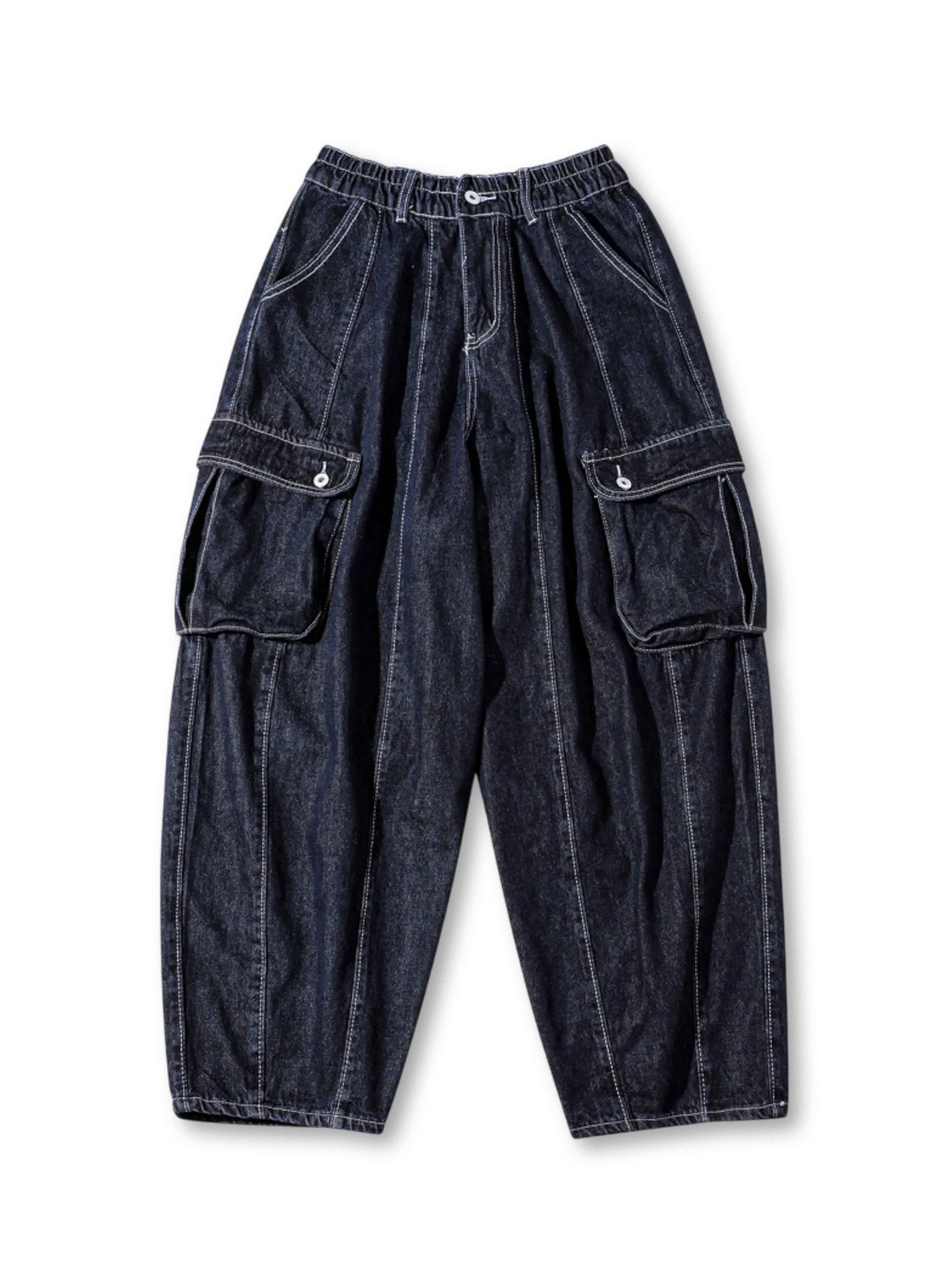 洗い加工が施された100%コットンデニム素材のワイドテーパードカーゴパンツ