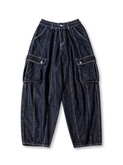 洗い加工が施された100%コットンデニム素材のワイドテーパードカーゴパンツ