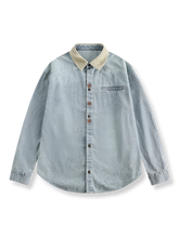 ウォッシュ加工デニム素材の長袖シャツ、コントラストカラーの襟付き