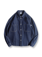 洗い加工を施したデニム長袖シャツのクローズアップ画像
