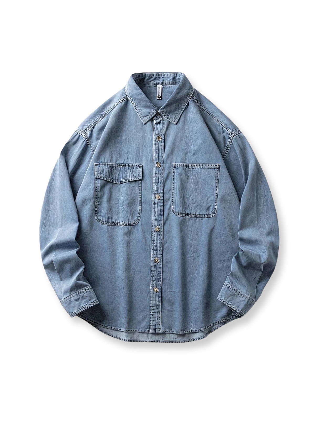 ダブルフラップポケットとウォッシュド加工が特徴の100%コットンデニム長袖シャツの全体像。