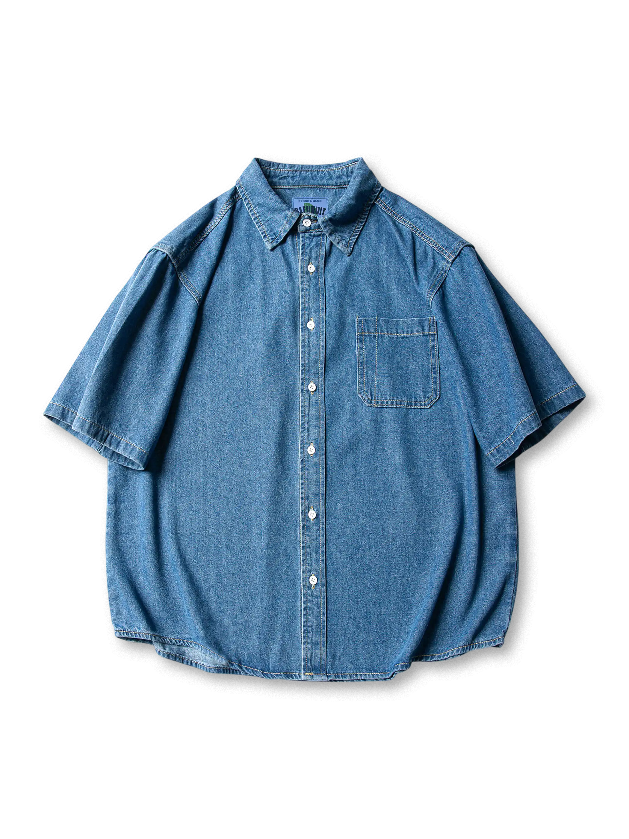 適度に洗い加工されたインディゴデニムのオープンカラーシャツ、リラックスしたシルエットが特徴