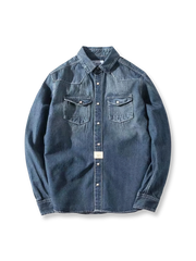 ウォッシュ加工されたデニムシャツジャケット。