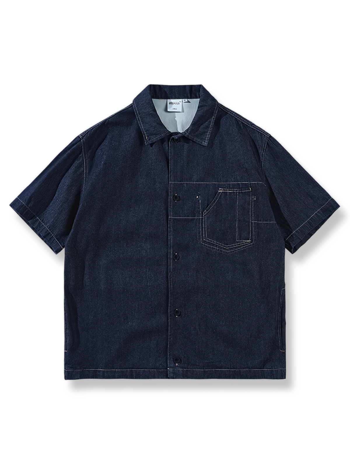 ウォッシュ加工と不規則ポケットデザインが特徴のデニム半袖シャツ。
