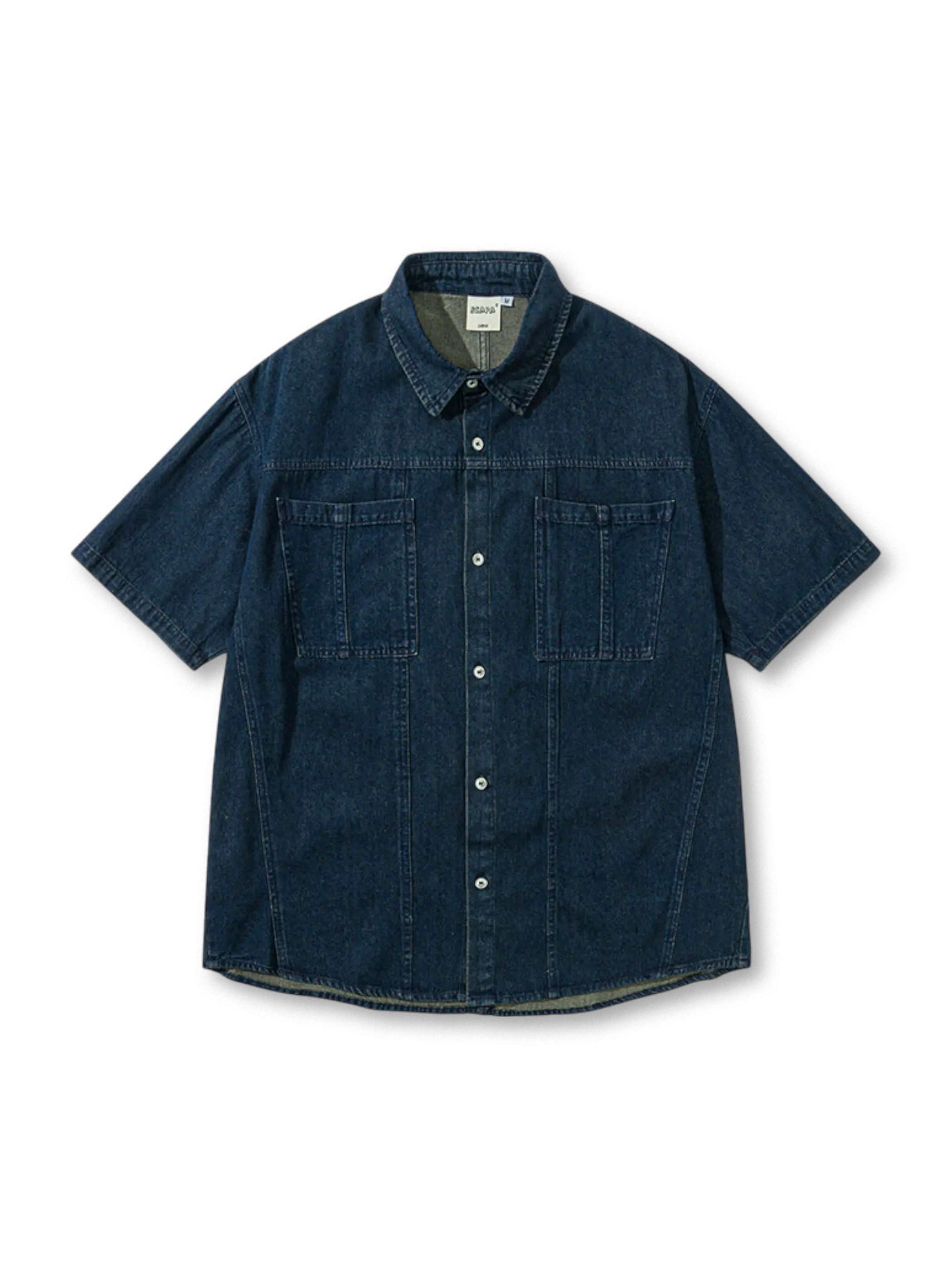 縦パネル切り替えと大きな胸ポケットが特徴のウォッシュドデニム素材ショートスリーブシャツ