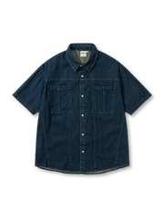 縦パネル切り替えと大きな胸ポケットが特徴のウォッシュドデニム素材ショートスリーブシャツ