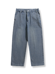 ウォッシュド加工が施されたストレートレッグデニムパンツ