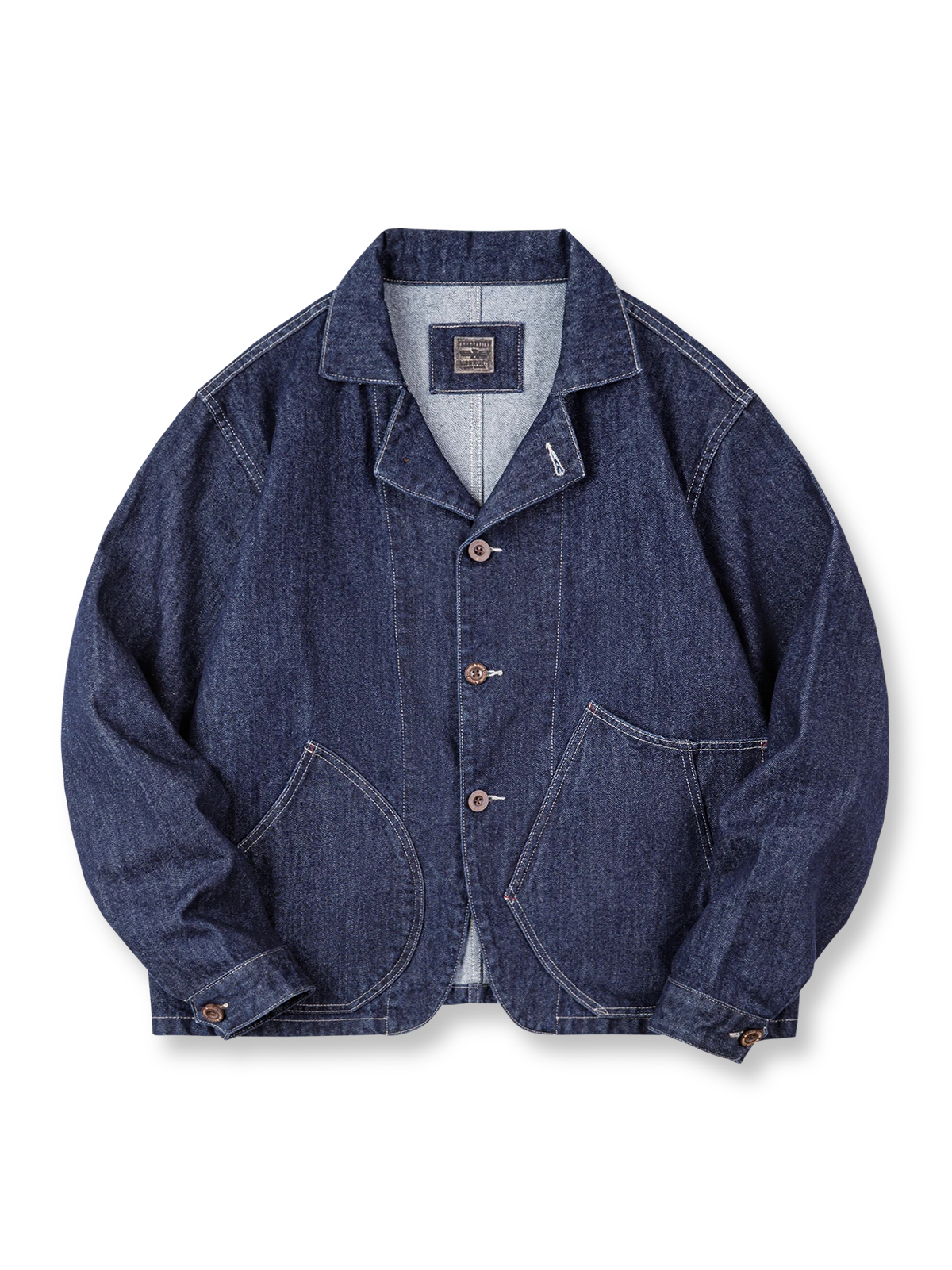 ウォッシュ加工が施されたクラシックなフレンチブルーの織りデニム素材ジャケット全体画像。ヴィンテージ感と実用性を兼ね備えたデザインが特徴。
詳細画像
大容量のダブルインサートポケットや丸みを帯びた裾デザイン、ツイル織りテクスチャーのディテールを強調したショット。自然なウォッシュ加工の風合いも表現。