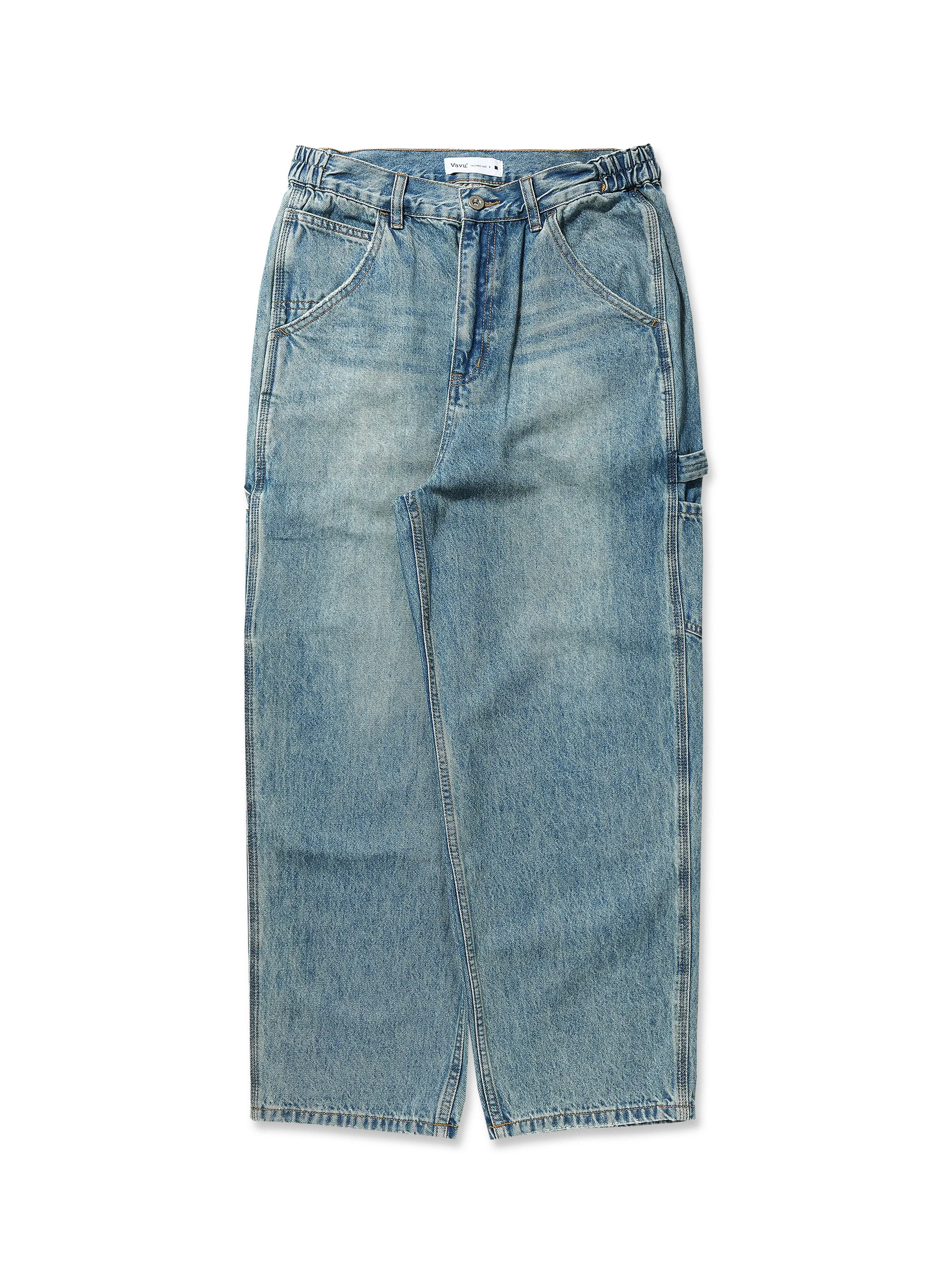 ウォッシュ加工が施された100%コットンデニムのショート丈ジップアップカラージャケット。胸と両サイドにジッパーポケットを備え、金属ボタンで仕上げられたアメリカンワークスタイルのヴィンテージジャケット。