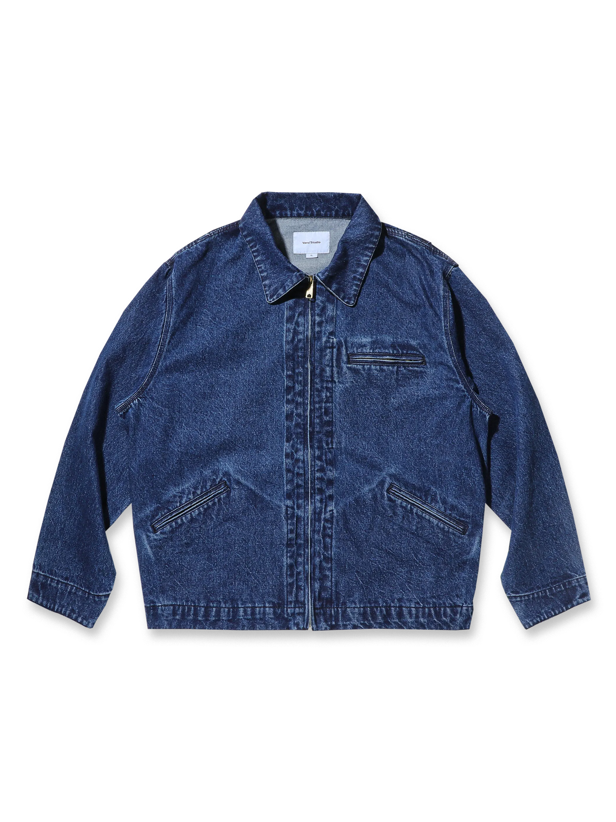 ウォッシュ加工を施した100%コットンデニム素材のショート丈ジップアップカラージャケット。ジッパーポケットと金属ボタンがアクセントのアメリカンワークスタイルジャケット。