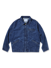 ウォッシュ加工を施した100%コットンデニム素材のショート丈ジップアップカラージャケット。ジッパーポケットと金属ボタンがアクセントのアメリカンワークスタイルジャケット。