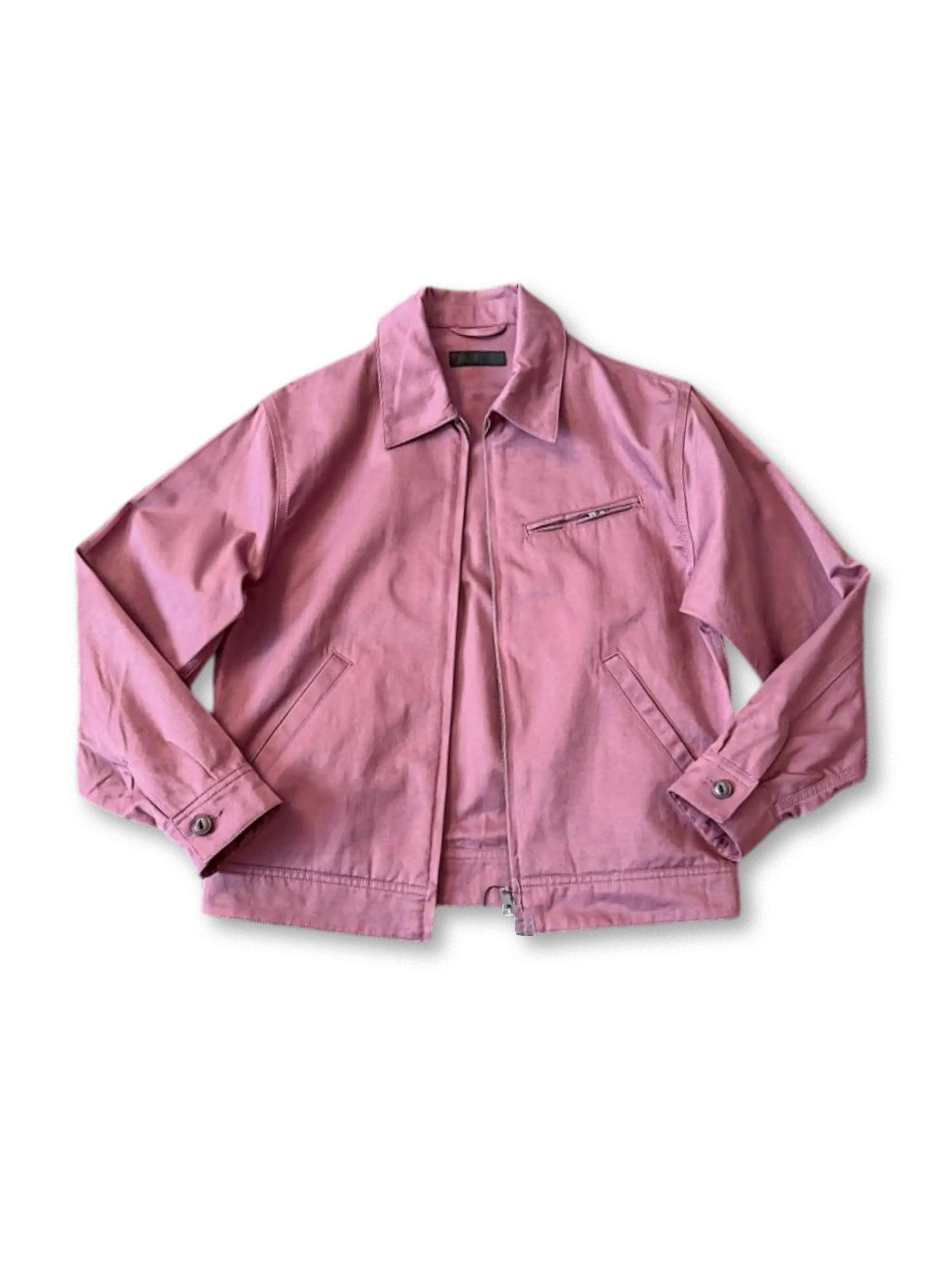 ヴィンテージ加工を施した定織生地使用の腰丈デトロイトジャケット。3本針ステッチで耐久性と無骨さを実現。