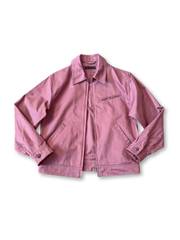 ヴィンテージ加工を施した定織生地使用の腰丈デトロイトジャケット。3本針ステッチで耐久性と無骨さを実現。